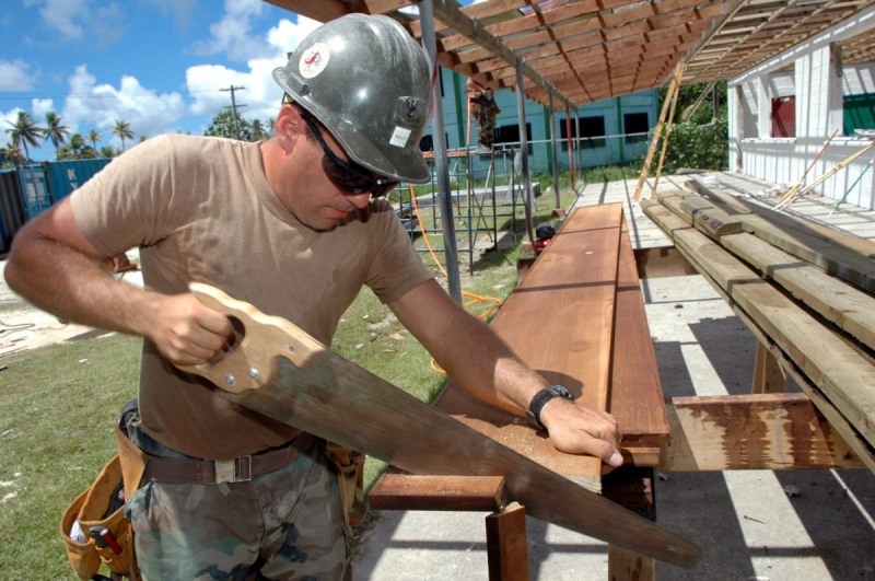 charpentier-CANTARON-min_worker_construction_building_carpenter_male_job_build_helmet-893290